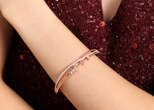 Can holiday jewellery actually work past December?