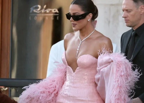 Liz Taylor's diamond sparks a jewellery trend at the Bezos wedding