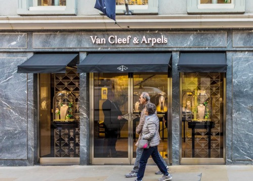 Luxury jewellers offer non branded bags to customers to deter thieves