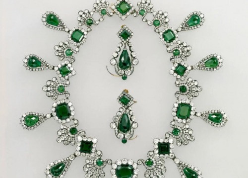 Jewels stolen in Louvre heist worth £76m, prosecutor says